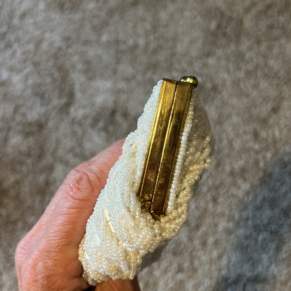 La Regale Vintage LTD handmade Seed Bead Clamshell Formal Wedding Purse - Picture 11 of 14